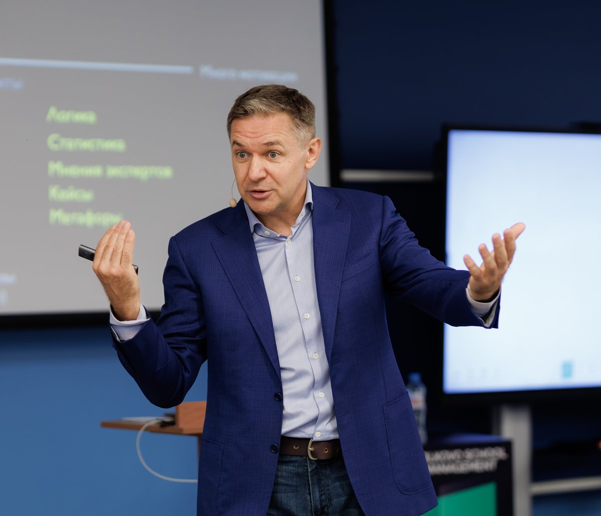 Андрей Скворцов выступает на сцене